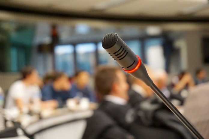 microphone-704255__480