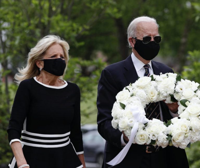 Biden wears mask at Memorial Day event in Delaware