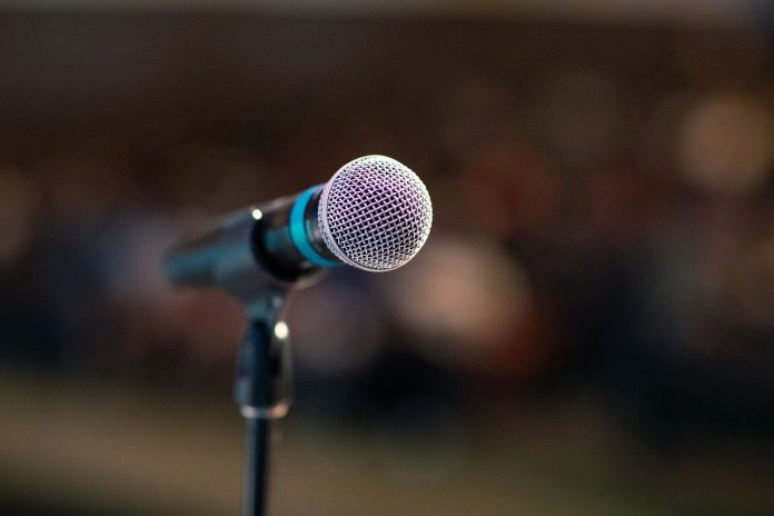 public-speaking-3926344_1280 speech microphone